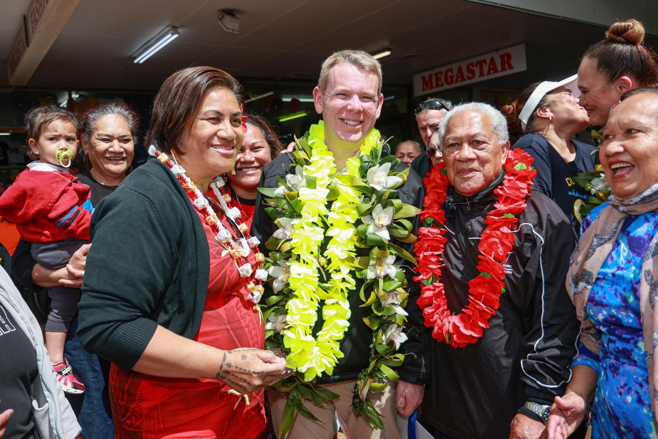 Chris Hipkins (en el medio), primer ministro de Nueva Zelanda por el Partido Laborista. Foto: EFE.