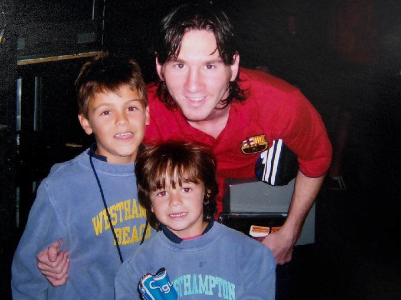 Giovanni y su hermano Jack con Lionel Messi. Foto: Twitter.