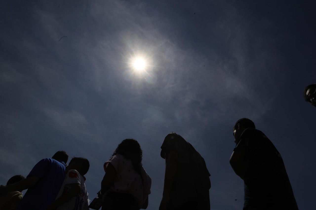 La llegada del eclipse solar anular en Honduras. Foto: EFE.