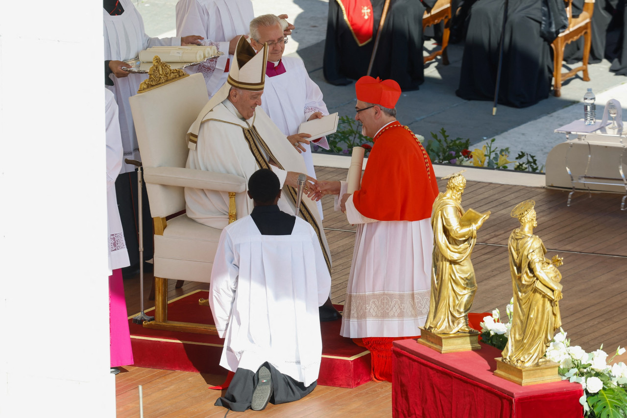 El Papa Francisco y el  cardenal Pierbattista Pizzaballa. Foto: Reuters.