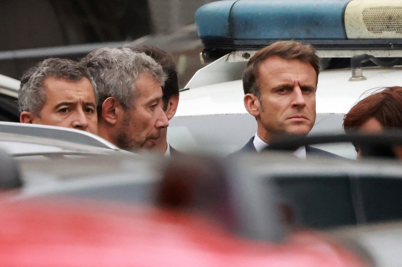 Macron en el episodio de Arrás. Foto: Reuters.