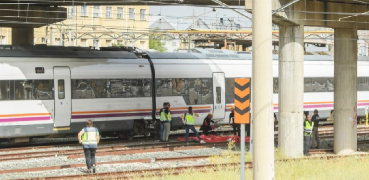 La autoridades hallaron su cuerpo entre dos vagones de un tren. Foto: NA.