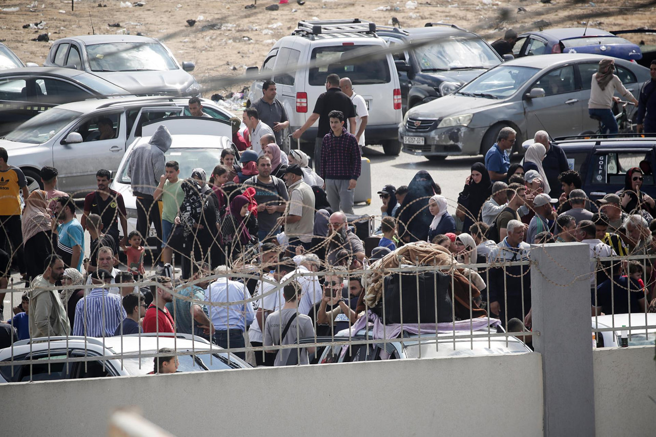 Palestinos esperan a cruzar el paso de Rafah para llegar a Egipto. Foto: EFE