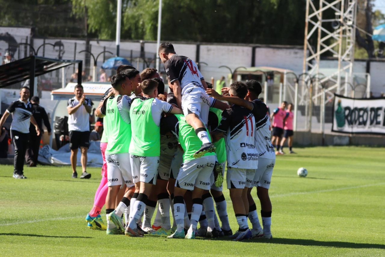 Gimnasia de Mendoza se clasificó al Reducido luego de golear 5-0 a Brown (PM). Foto: X @GimnasiaMendoza