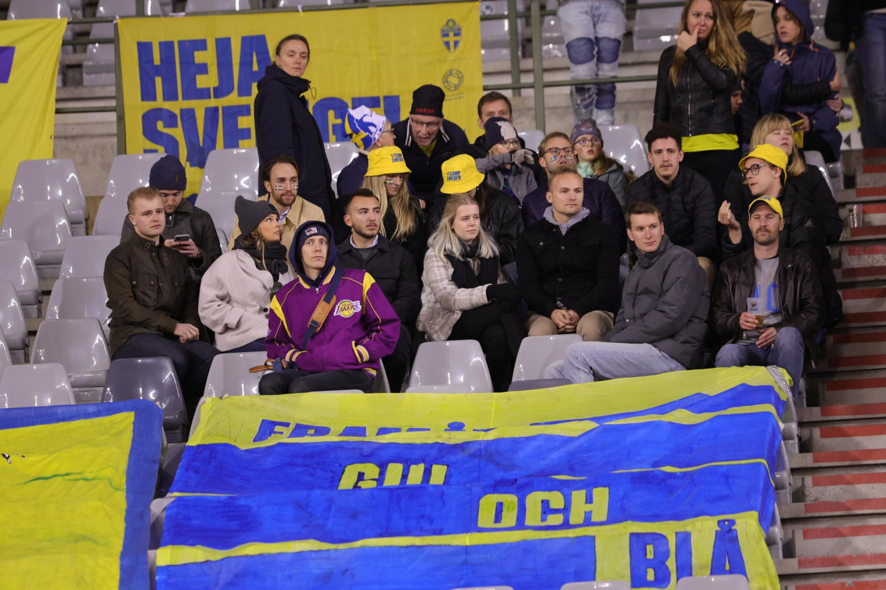 Los seguidores de Suecia abandonaron el estadio de forma segura. Foto: EFE.