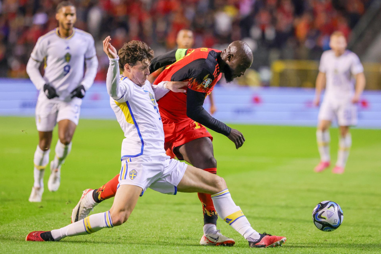 Victor Lindelöf, el capitán de Suecia, y Romelu Lukaku. Foto: EFE.