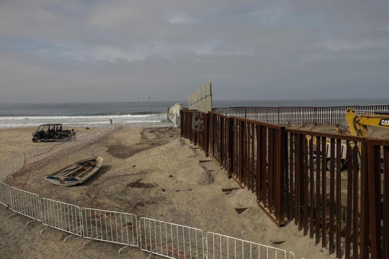 Refuerzo del muro fronterizo entre EE.UU. y México. Foto: EFE.