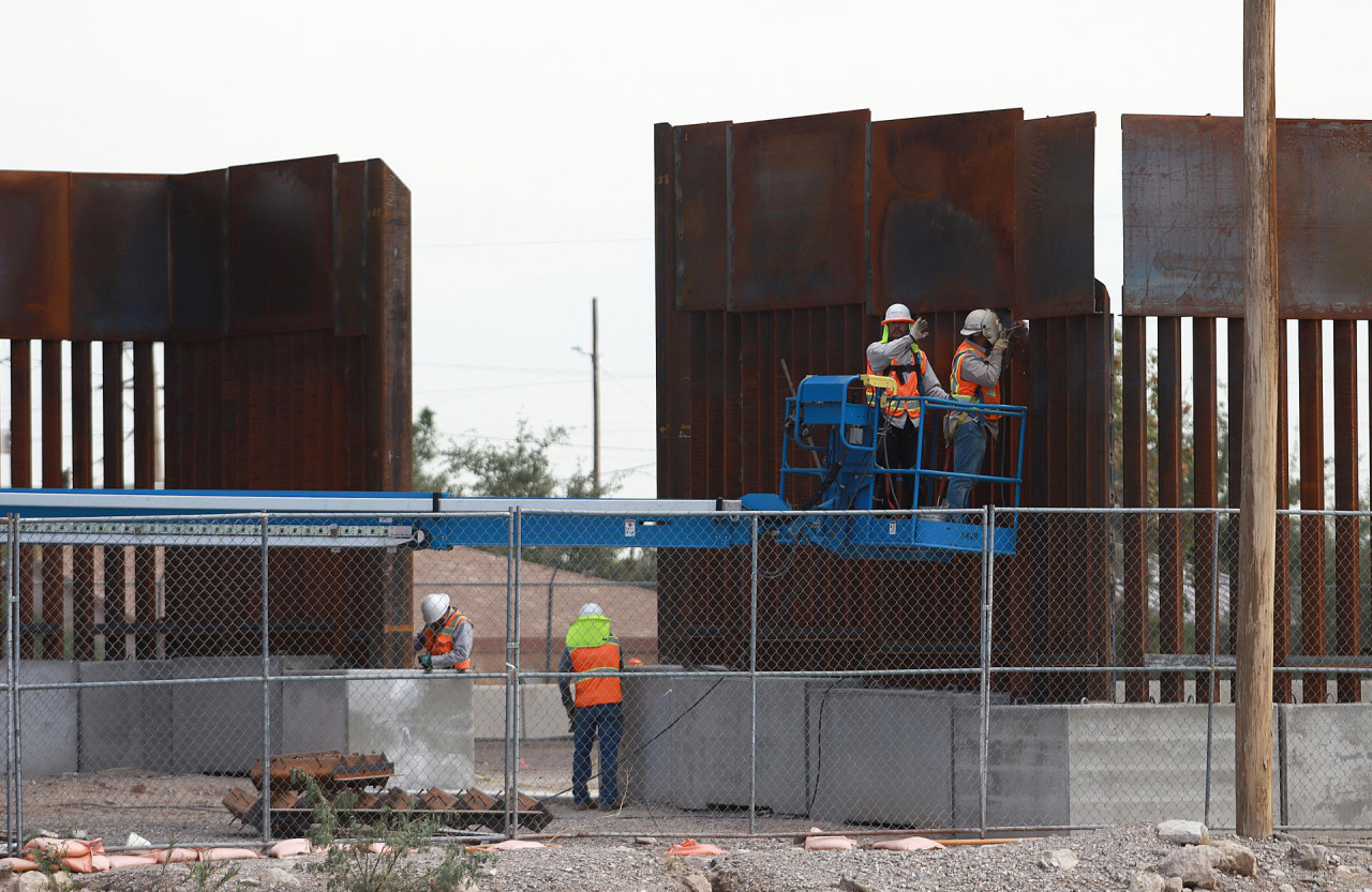 Trabajadores reforzando el muro fronterizo entre EE.UU. y México. Foto: EFE.