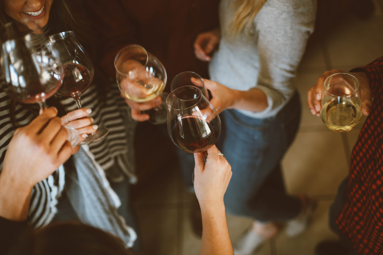 El vino es una de las opciones más elegidas en bebidas para acompañar las comidas. Foto: Unsplash.