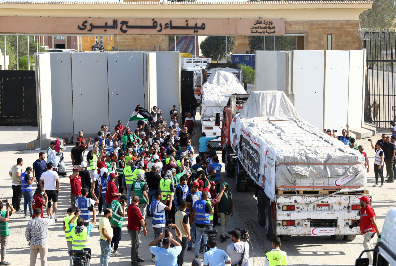 Ayuda humanitaria para Gaza en el paso fronterizo con Egipto. Foto: REUTERS.