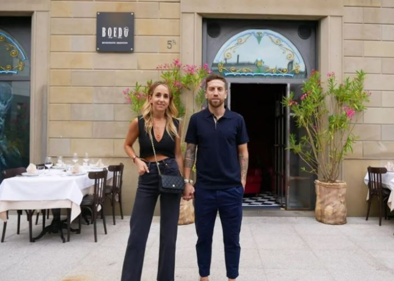 Alejandro Gómez con su esposa Linda Raff y "Boedo", su restaurante en Bérgamo. Foto: Instagram @papugomez_official.