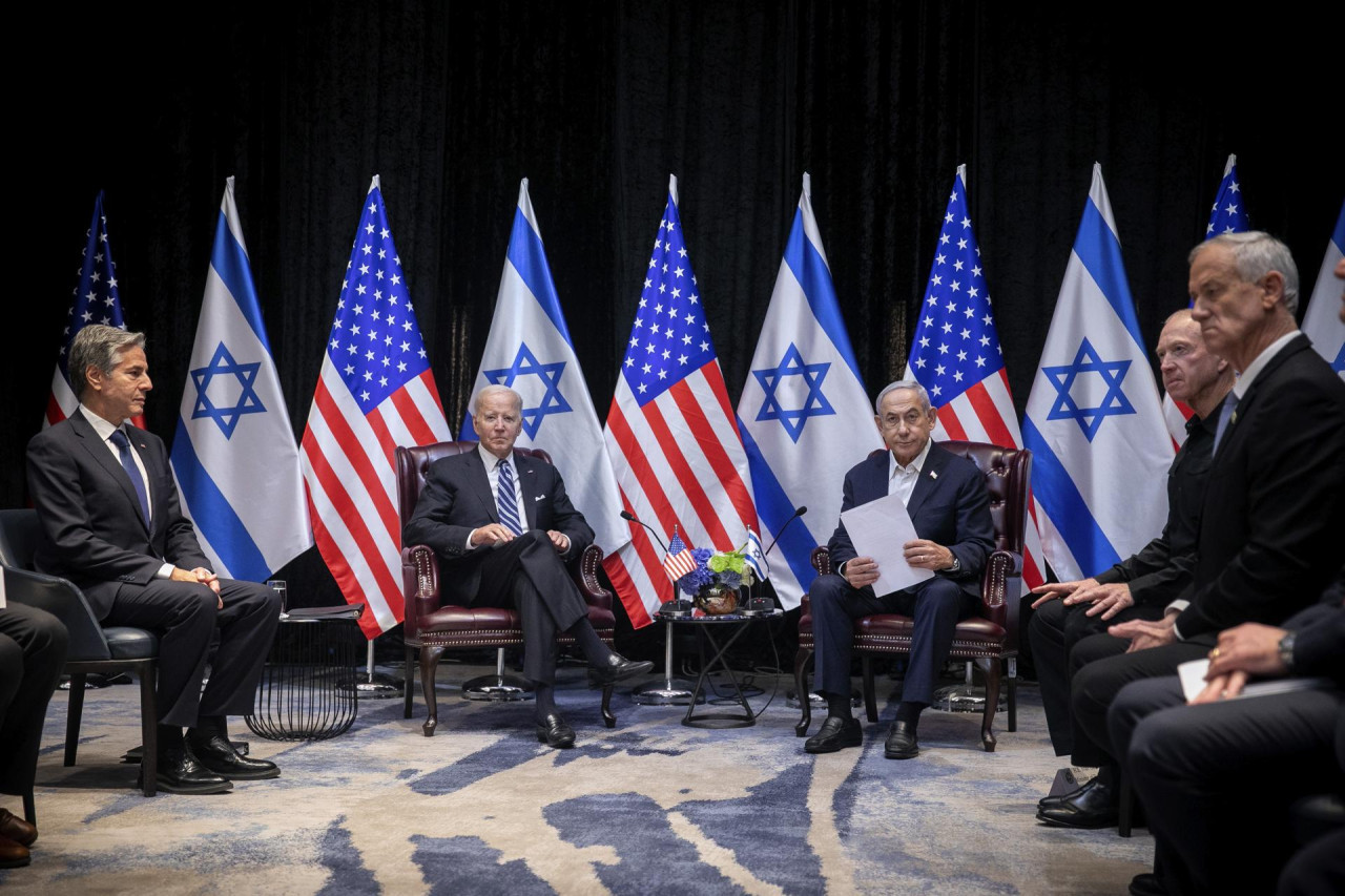 Funcionarios de EEUU e Israel junto a los presidentes de ambos países Joe Biden y Benjamin Netanyahu. Foto: EFE.