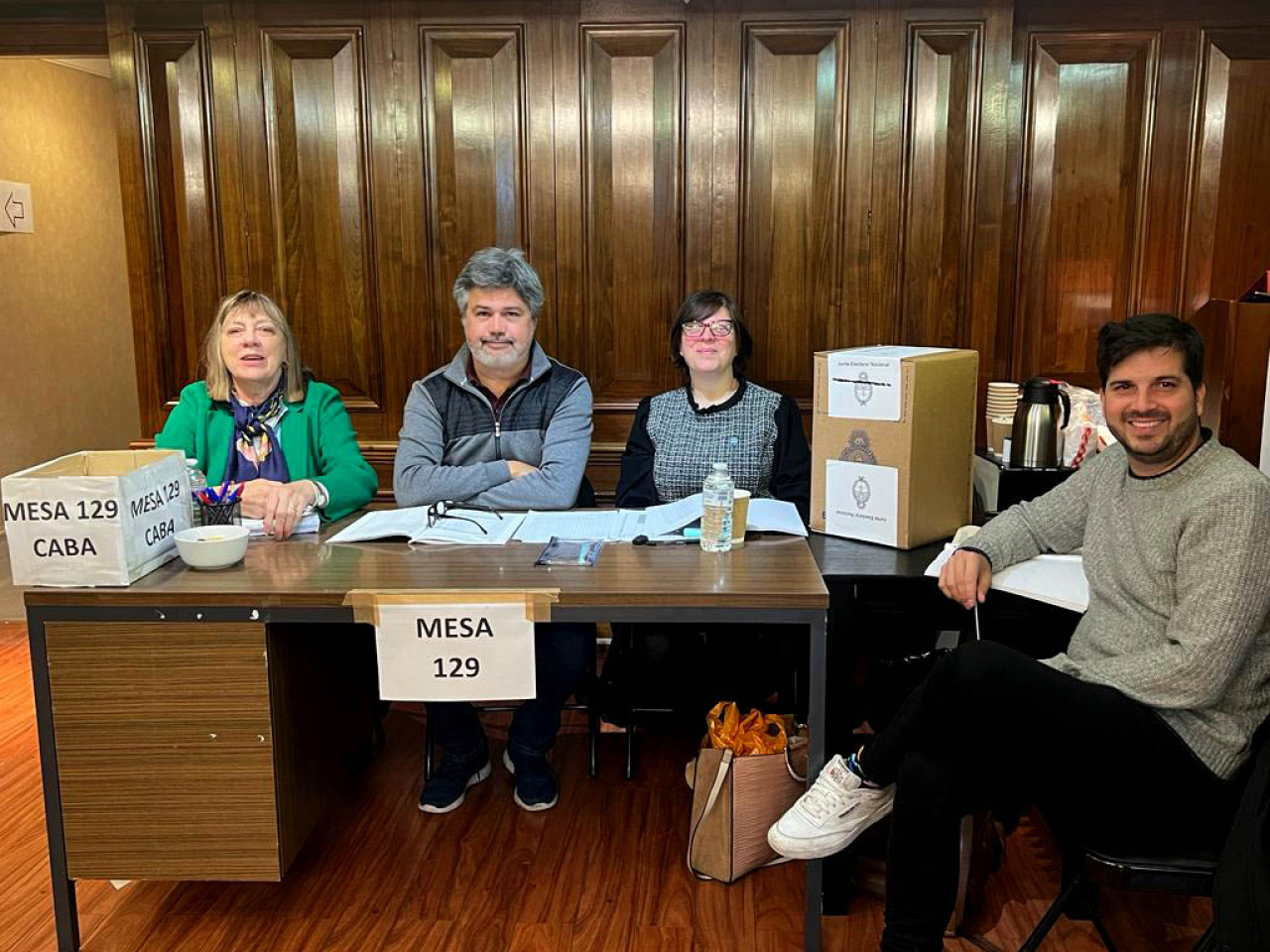 Mesa de votación en la Embajada de Inglaterra. Foto: Télam.