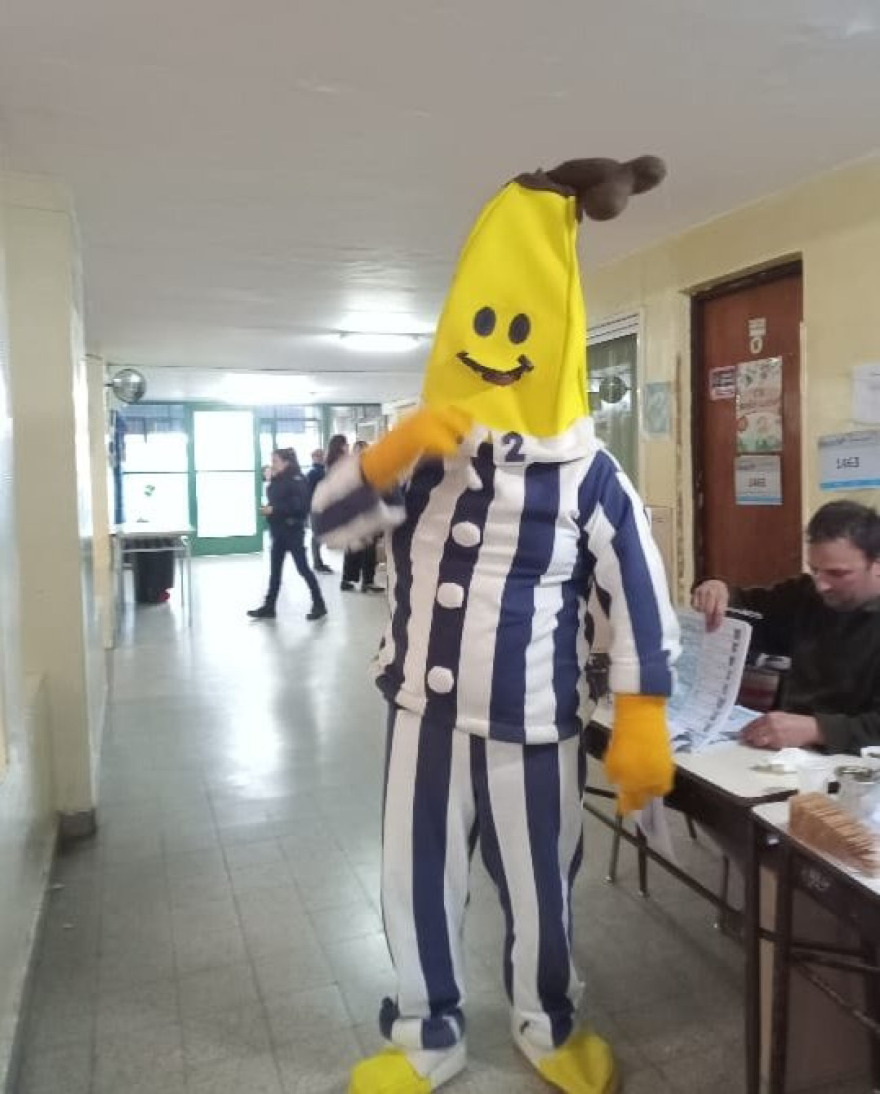 Una "Banana en pijama" ya emitió su voto. Foto: X @MiniNestor