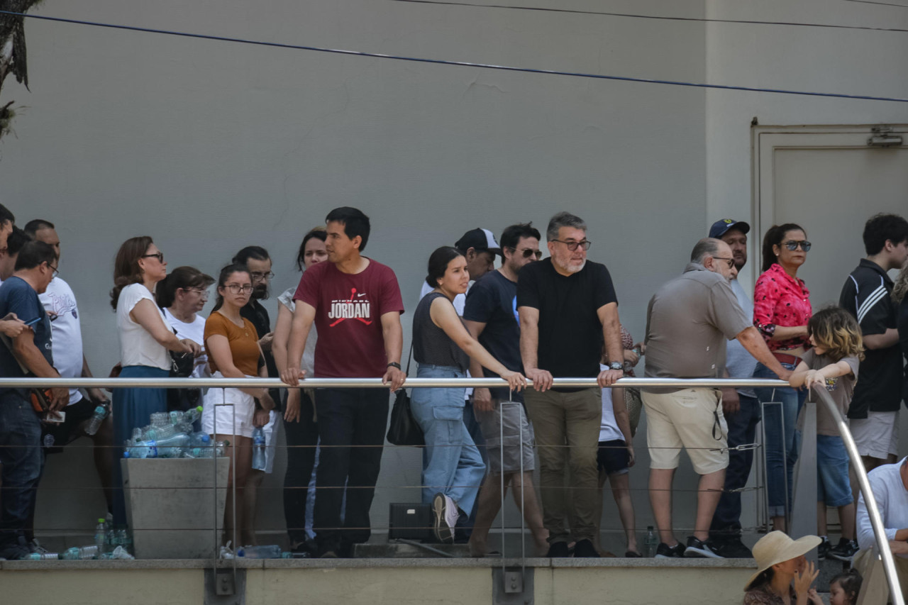 Largas filas de argentinos para votar en los consulados. Foto: EFE