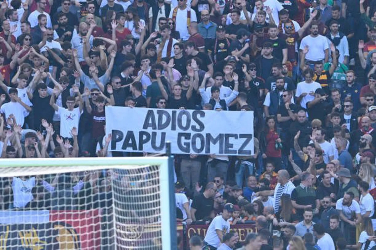 La polémica bandera contra el Papu Gómez. Foto: X @planeta_Roma.