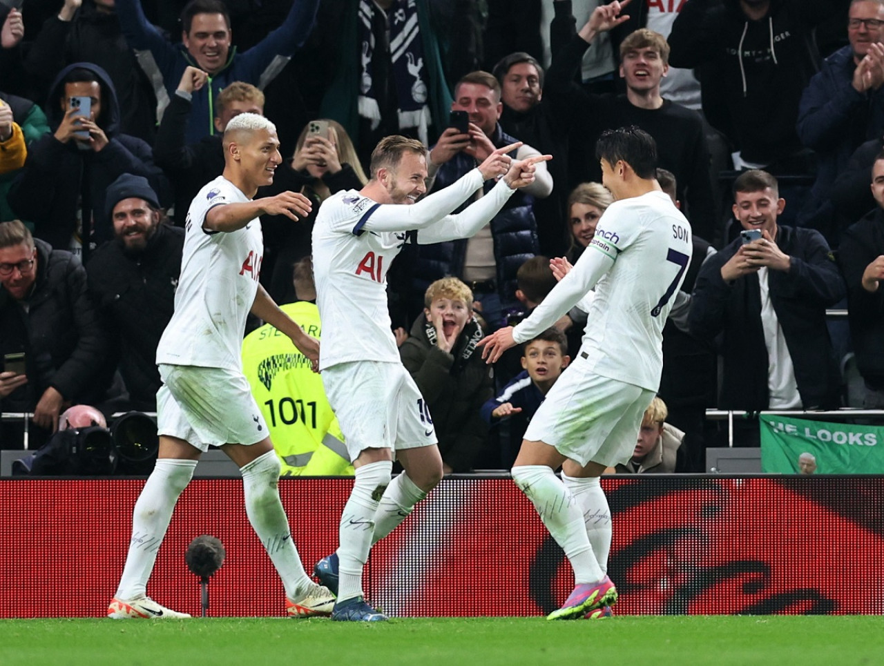 James Maddison y Son Heung-Min, los goleadores del Tottenham. Foto: Reuters.