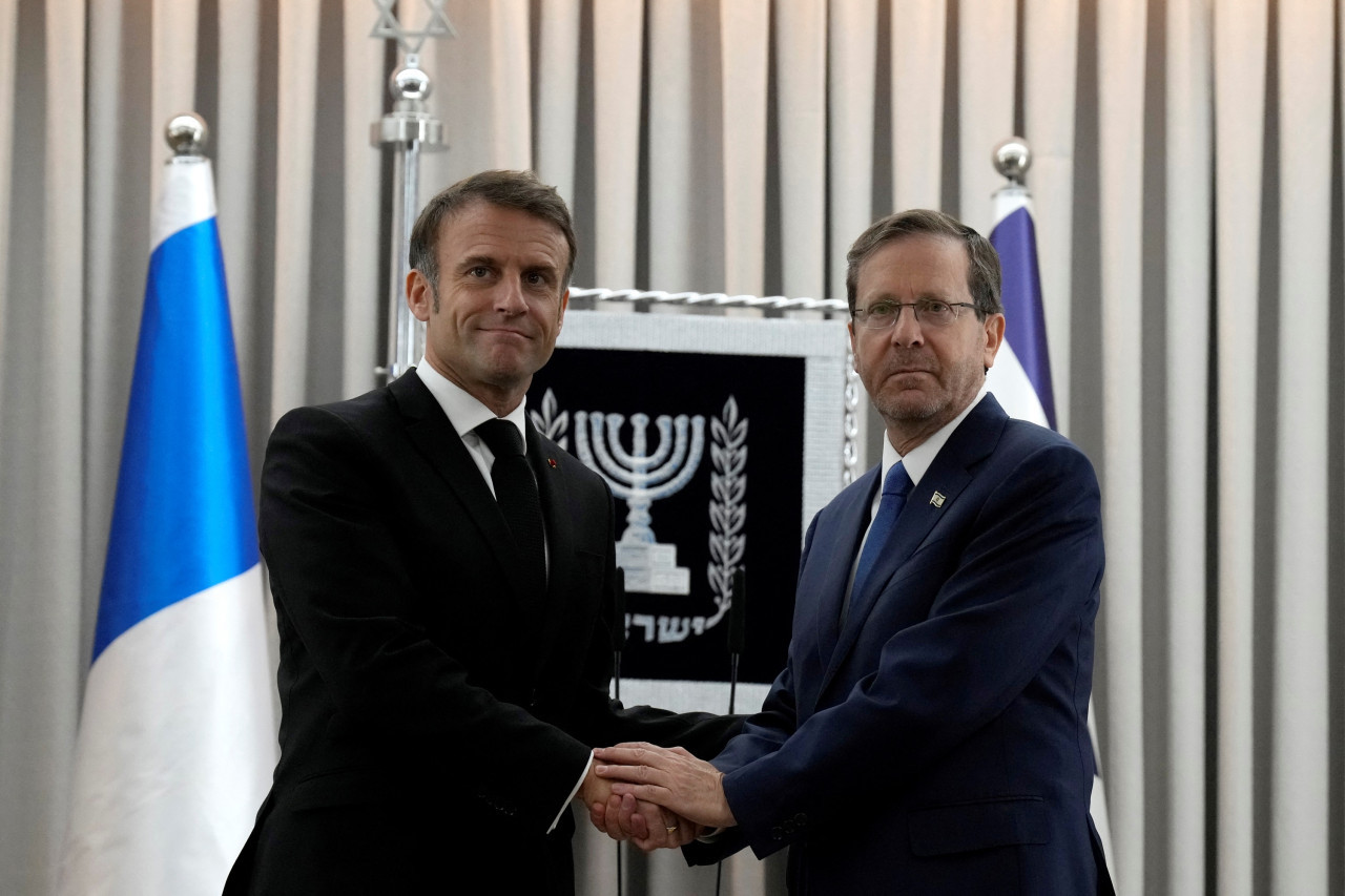 Emmanuel Macron e Isaac Herzog en Israel. Foto: Reuters.