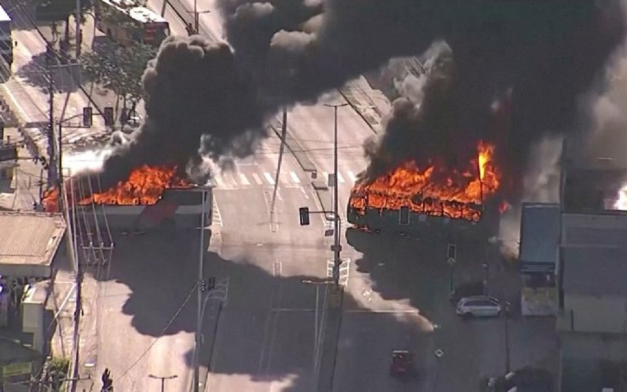 Incendio de colectivos en Brasil. Foto: captura de video.