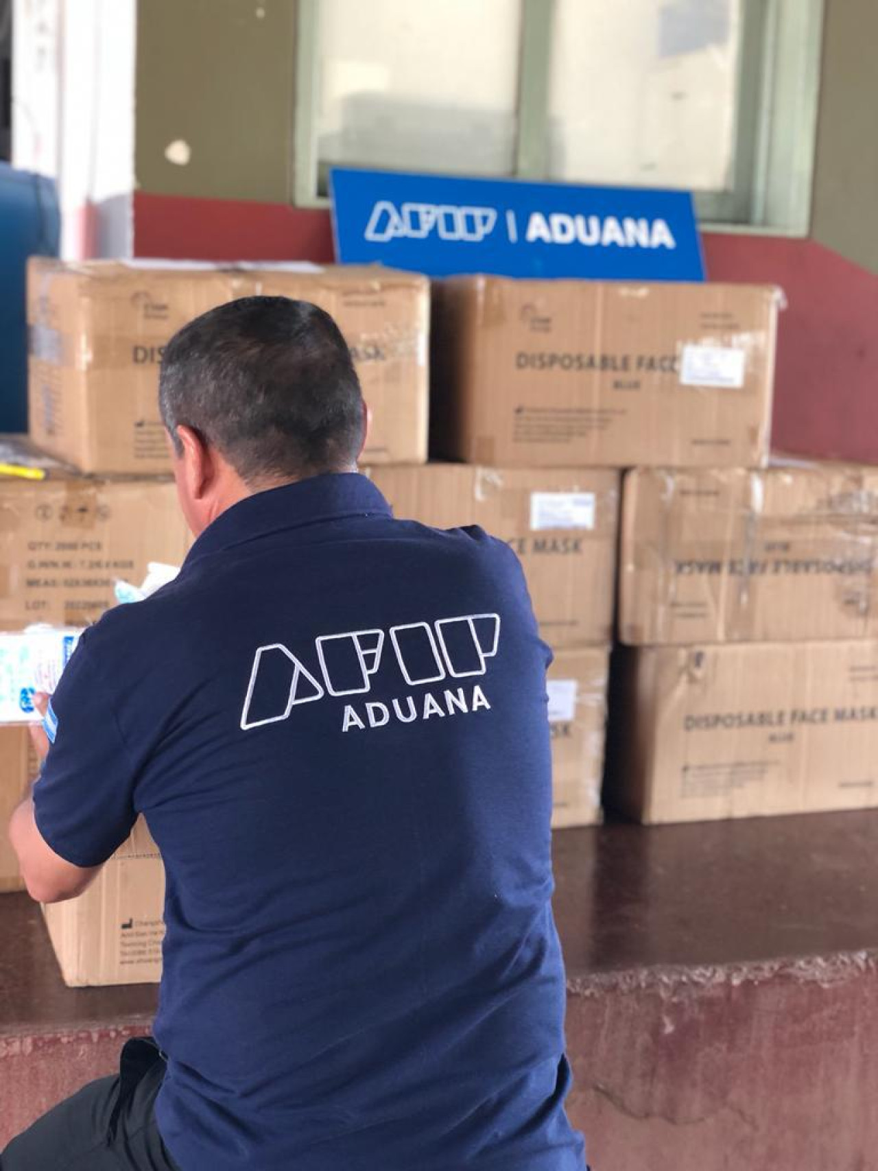 Aduana denunció a una empresa por subfacturar exportaciones de muebles a Chile y la multa supera los USD 2 millones. Foto: Aduana.