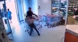 Empleado de un supermercado noqueó a un ladrón con una botella de gaseosa