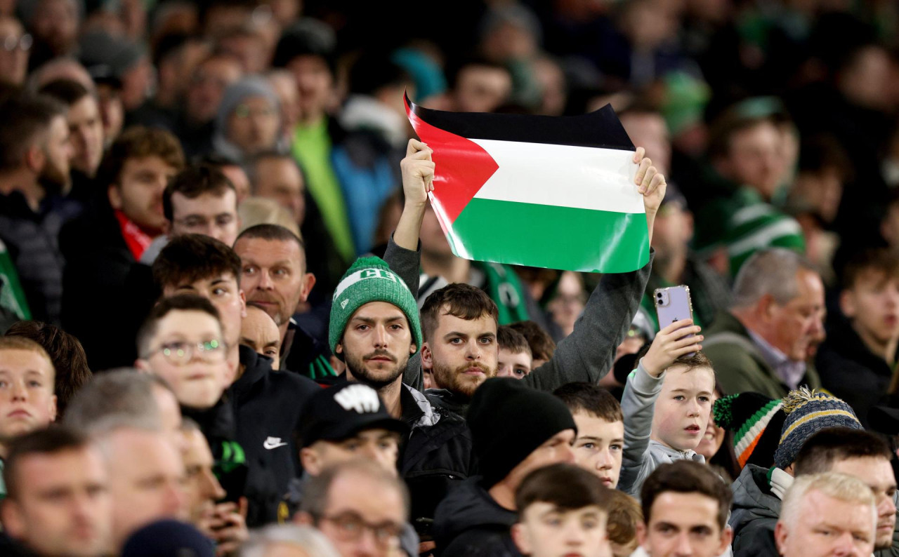 Banderas de Palestina en el encuentro entre Celtic y Atlético Madrid por la Champions League. Foto: EFE.