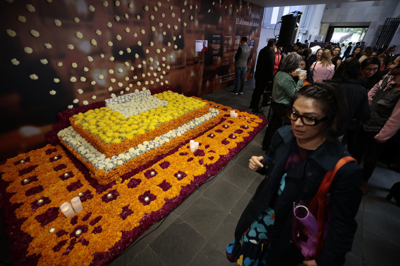 Altar en honor a las personas fallecidas por suicidios. Foto: EFE