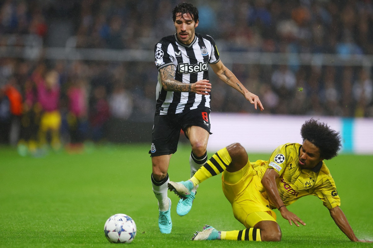 Sandro Tonali ante Borussia Dortmund. Foto: Reuters.
