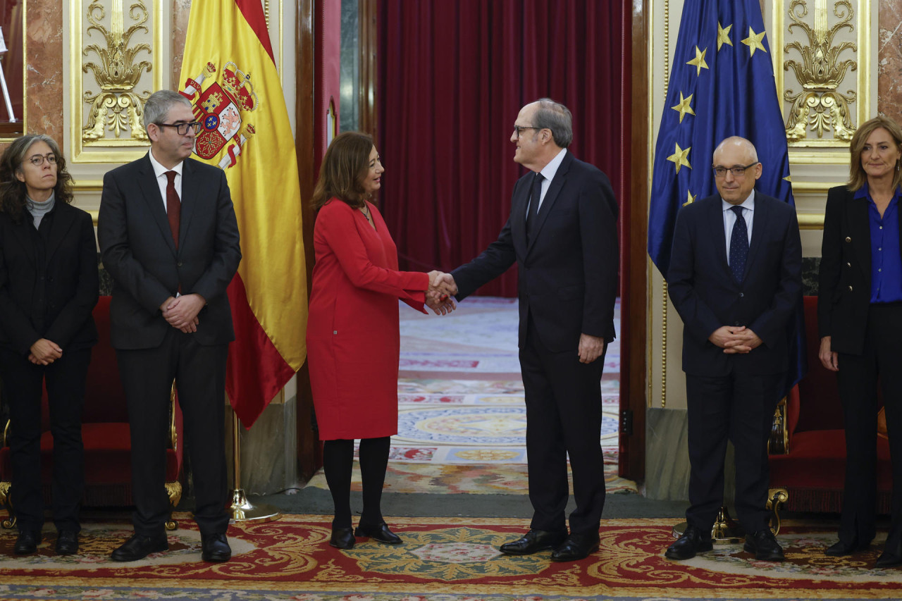 Francina Armengol, presidenta del Congreso español, y Ángel Gabilondo, Defensor del Pueblo. Foto: EFE.