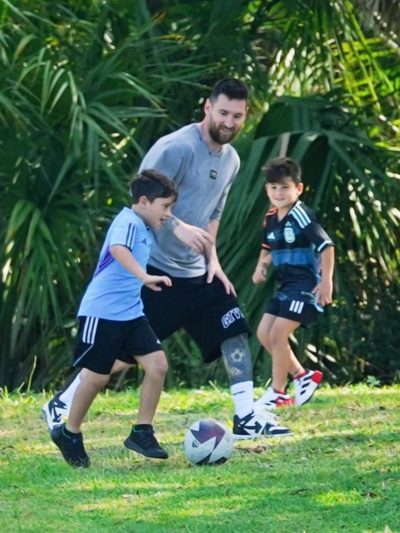 Messi jugando con sus hijos. Foto:Twitter @M30Xtra.