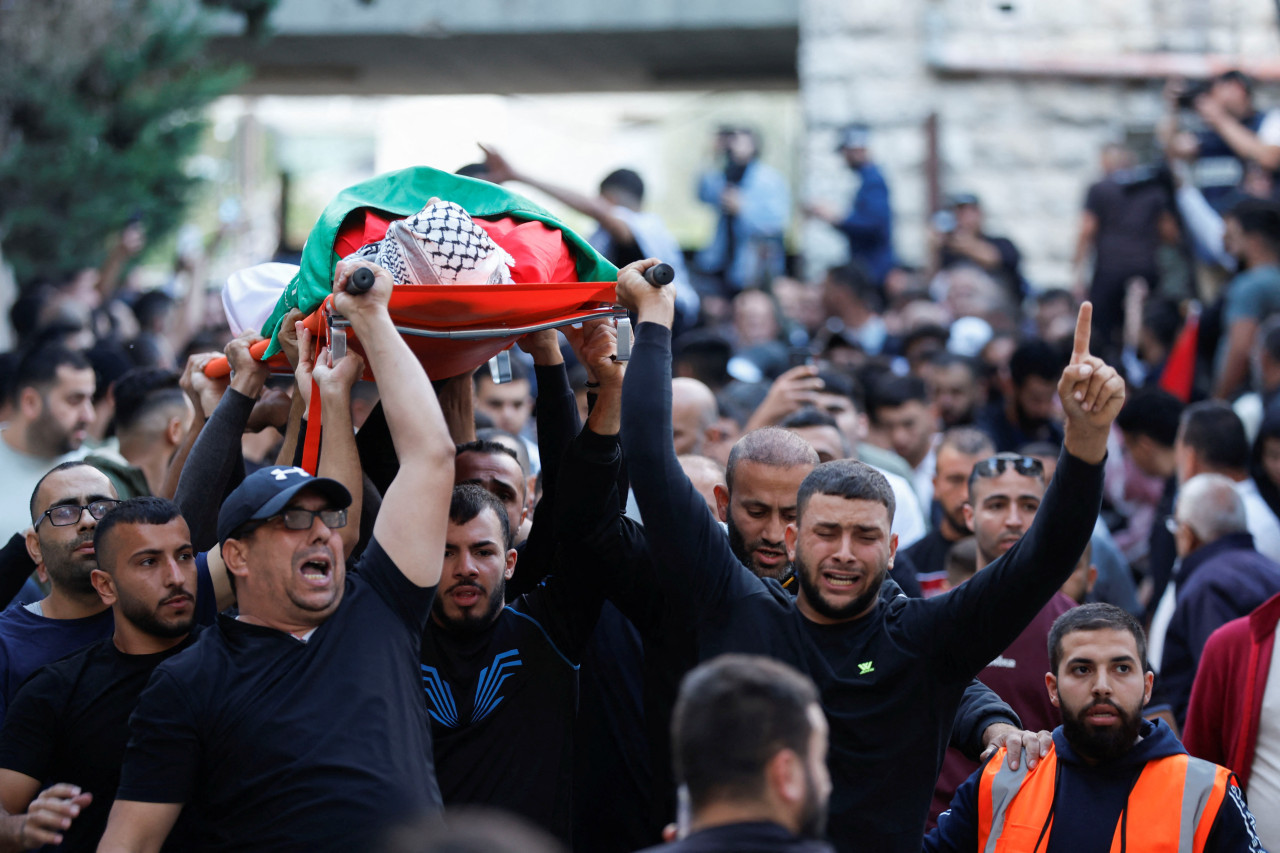 Un grupo de dolientes lleva el cuerpo de un palestino que murió a manos de soldados israelíes en Ramala, Cisjordania_Reuters