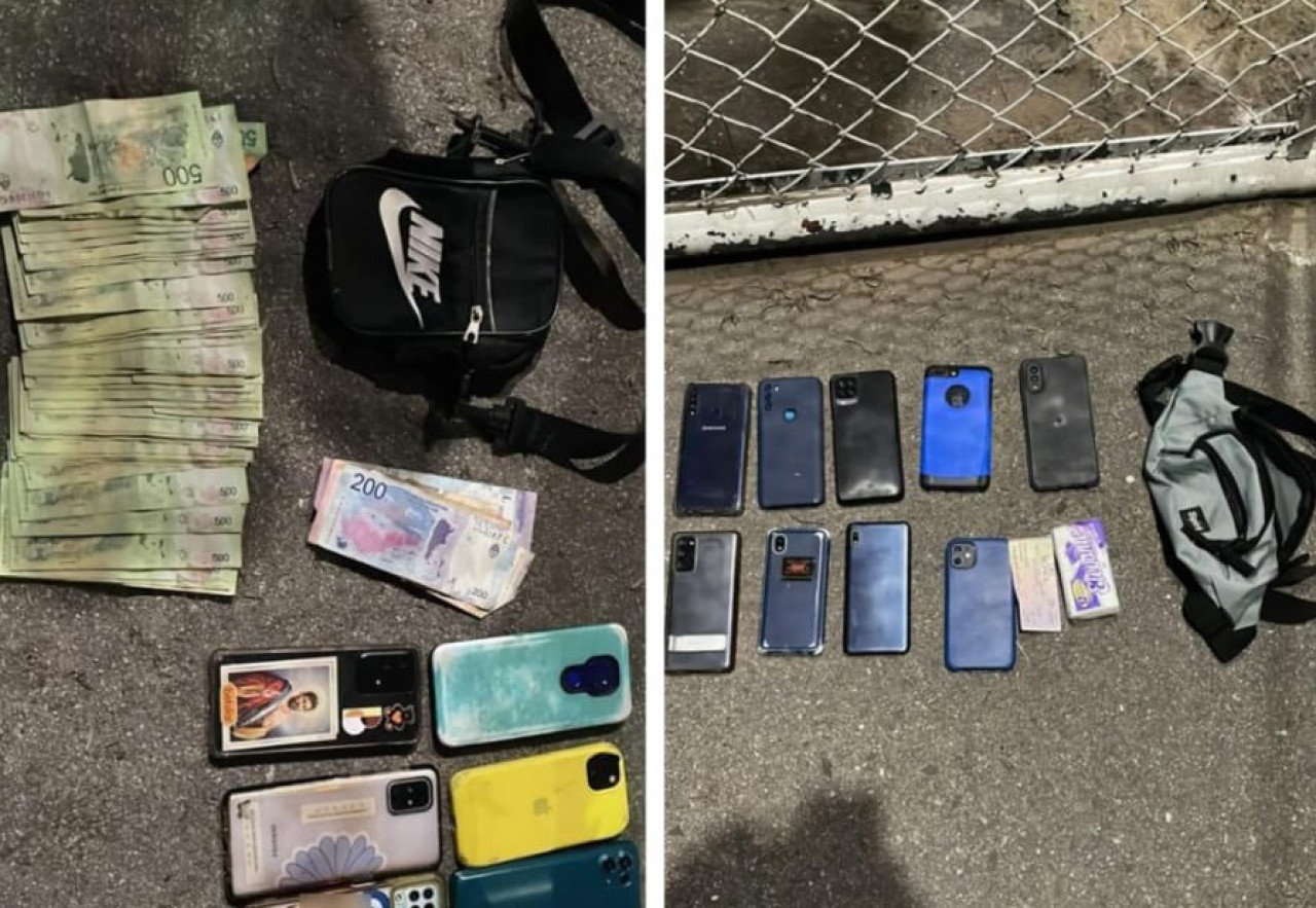 Los policías incautaron 35 celulares y 48.600 pesos. Foto: X @gabrieliezzi.