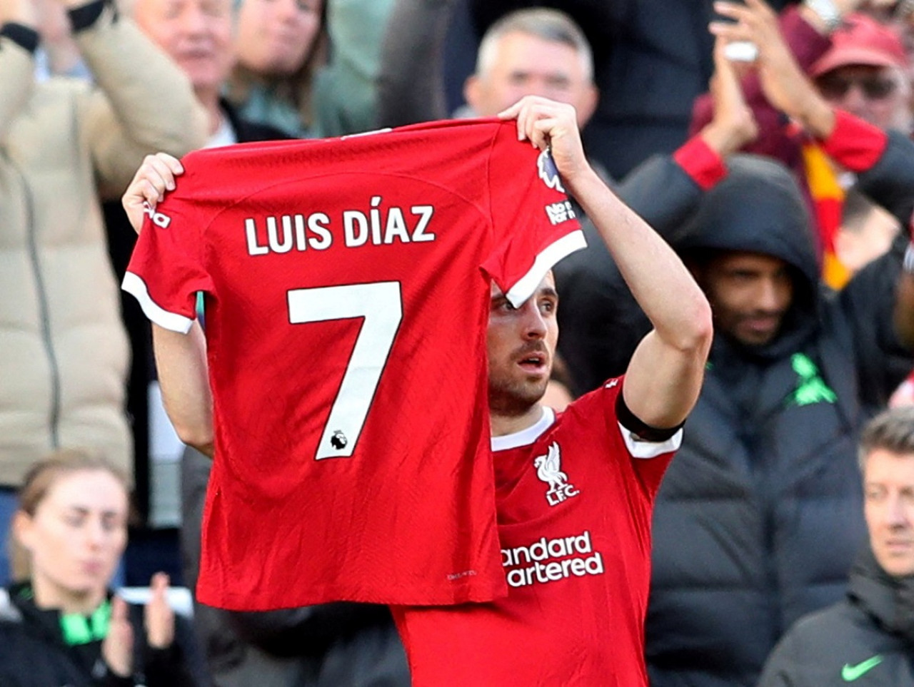 El apoyo de Diogo Jota a Luis Díaz. Foto: Reuters.