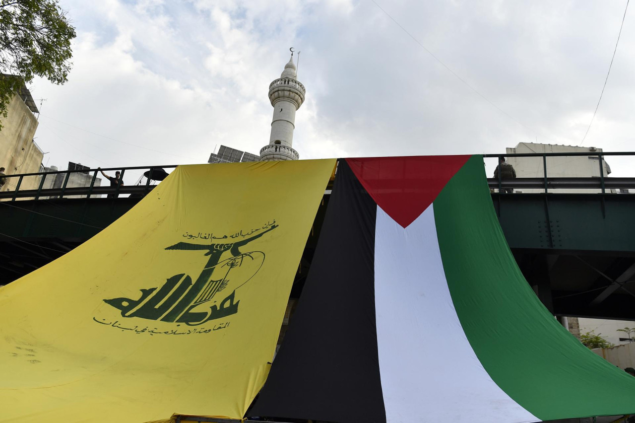 Manifestación propalestina en Beirut, con bandera de Hezbollah. Foto: EFE.