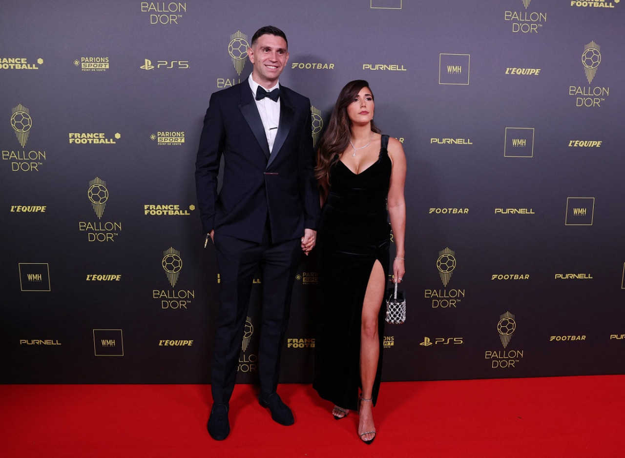 El "Dibu" Martínez junto a su esposa Mandinha en la entrega del Balón de Oro. Foto: Reuters.