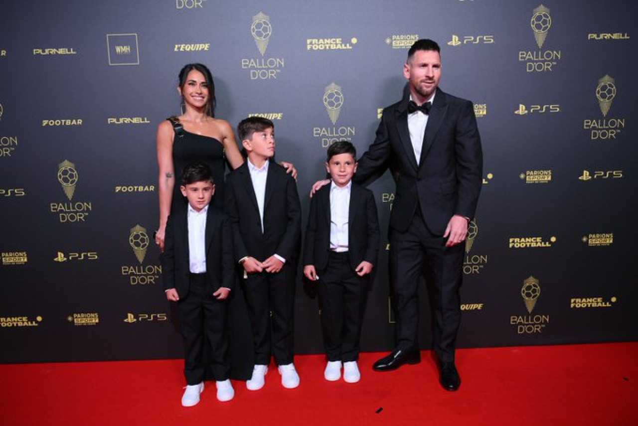 Thiago, Mateo y Ciro Messi en la gala del Balón de Oro 2023. Foto Twitter @mateo_messi20.