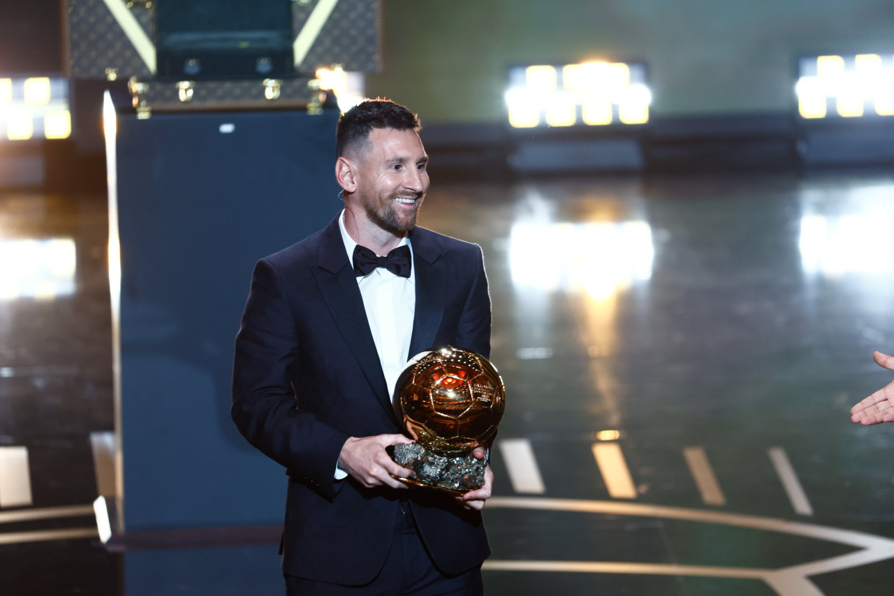 Lionel Messi con su octavo Balón de Oro. Foto: X @ballondor