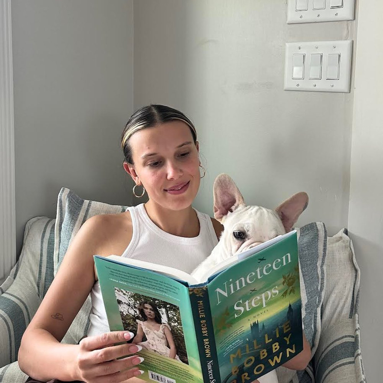 Millie Bobby Brown anunció su primera novela "Diecinueve escalones". Foto: Instagram/ @milliebobbybrown