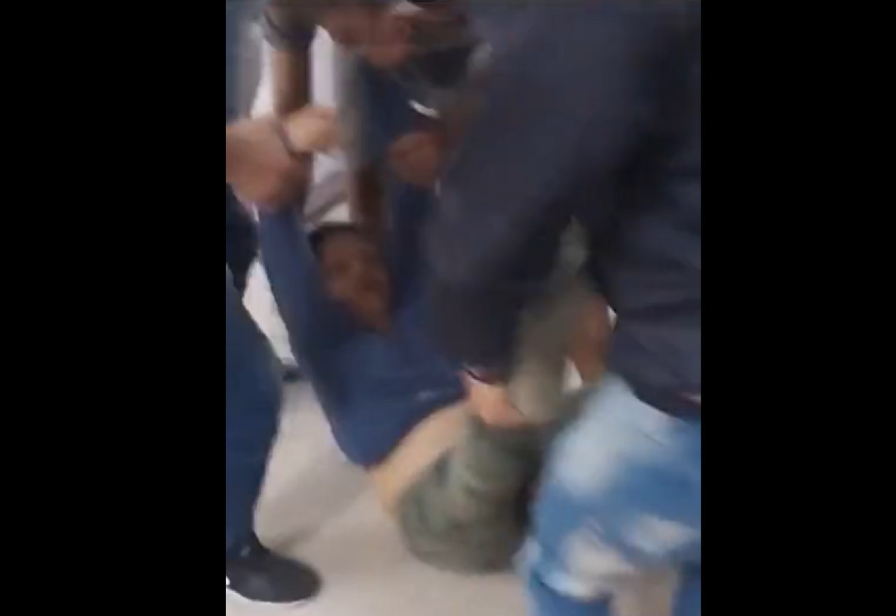 La mujer fue arrastrada a los consultorios.  Foto: Captura de video.