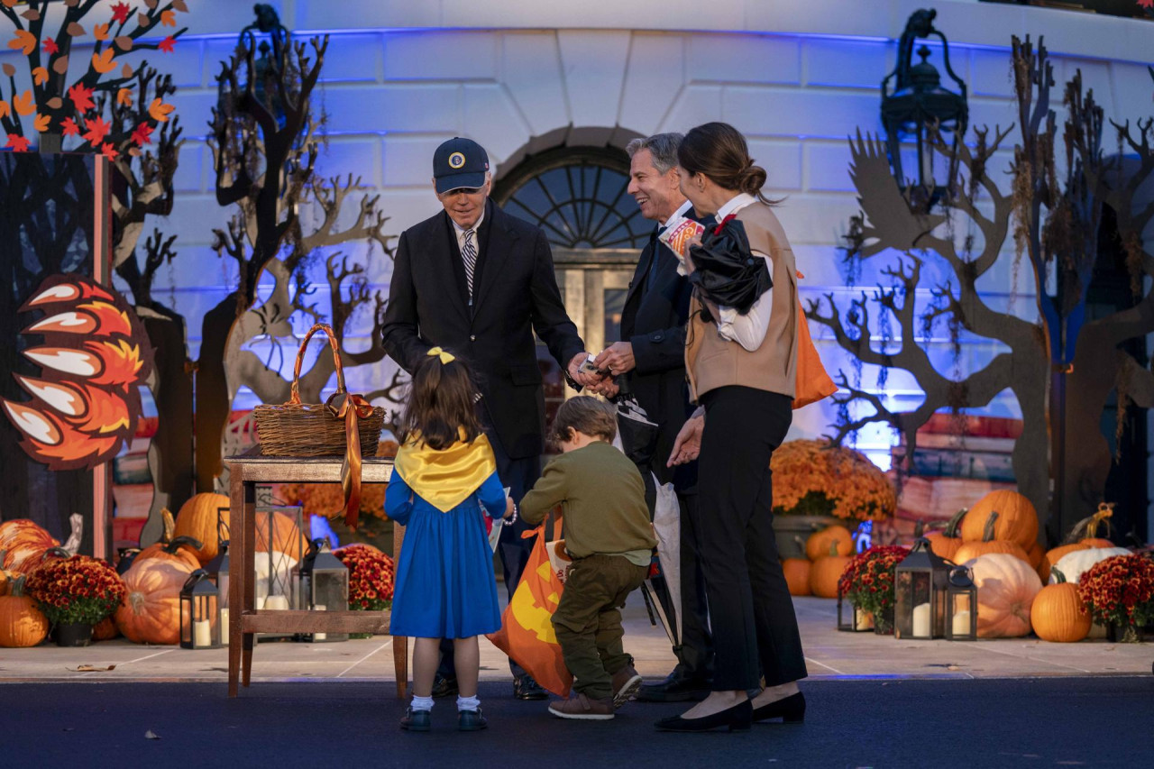 Joe Biden entrega golosinas a los hijos de Antony Blinken, disfrazados de Zelenski y Ucrania. Foto: EFE.