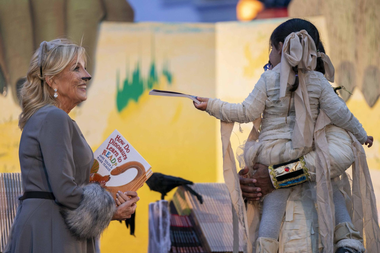 Jill Biden disfrazada de gata en Halloween en la Casa Blanca. Foto: EFE.