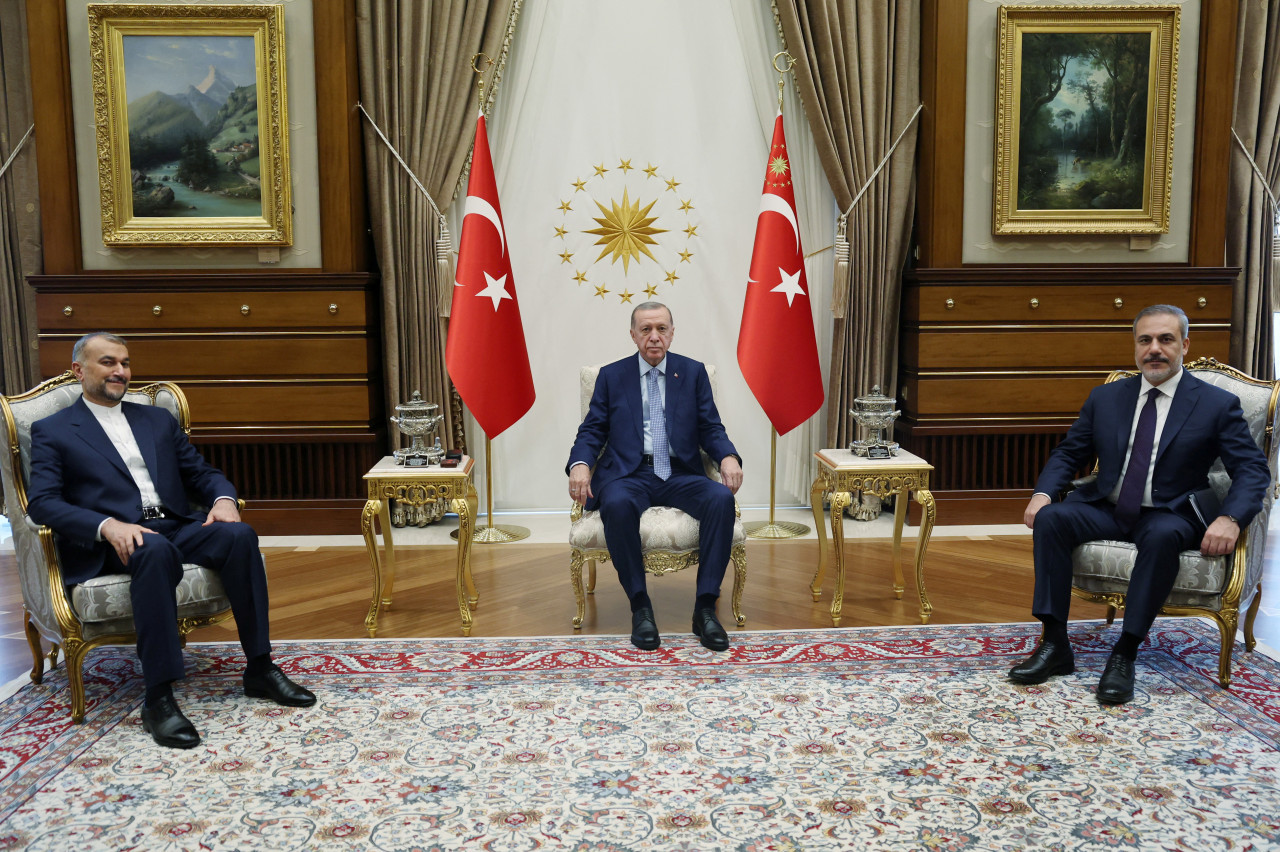 Reunión de Erdogan con los ministros de Exteriores turco e iraní. Foto: Reuters.