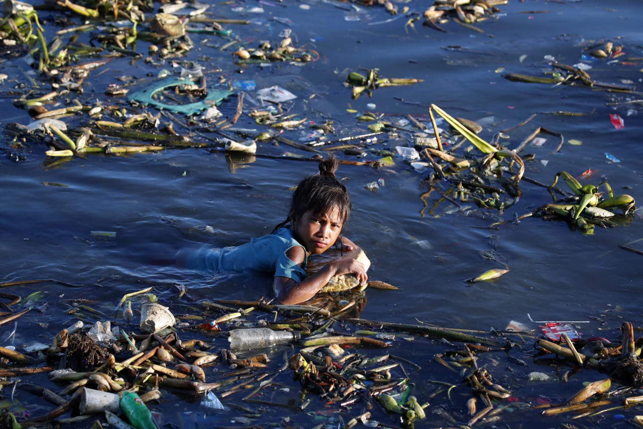 Contaminación por plásticos en el río. Foto: EFE