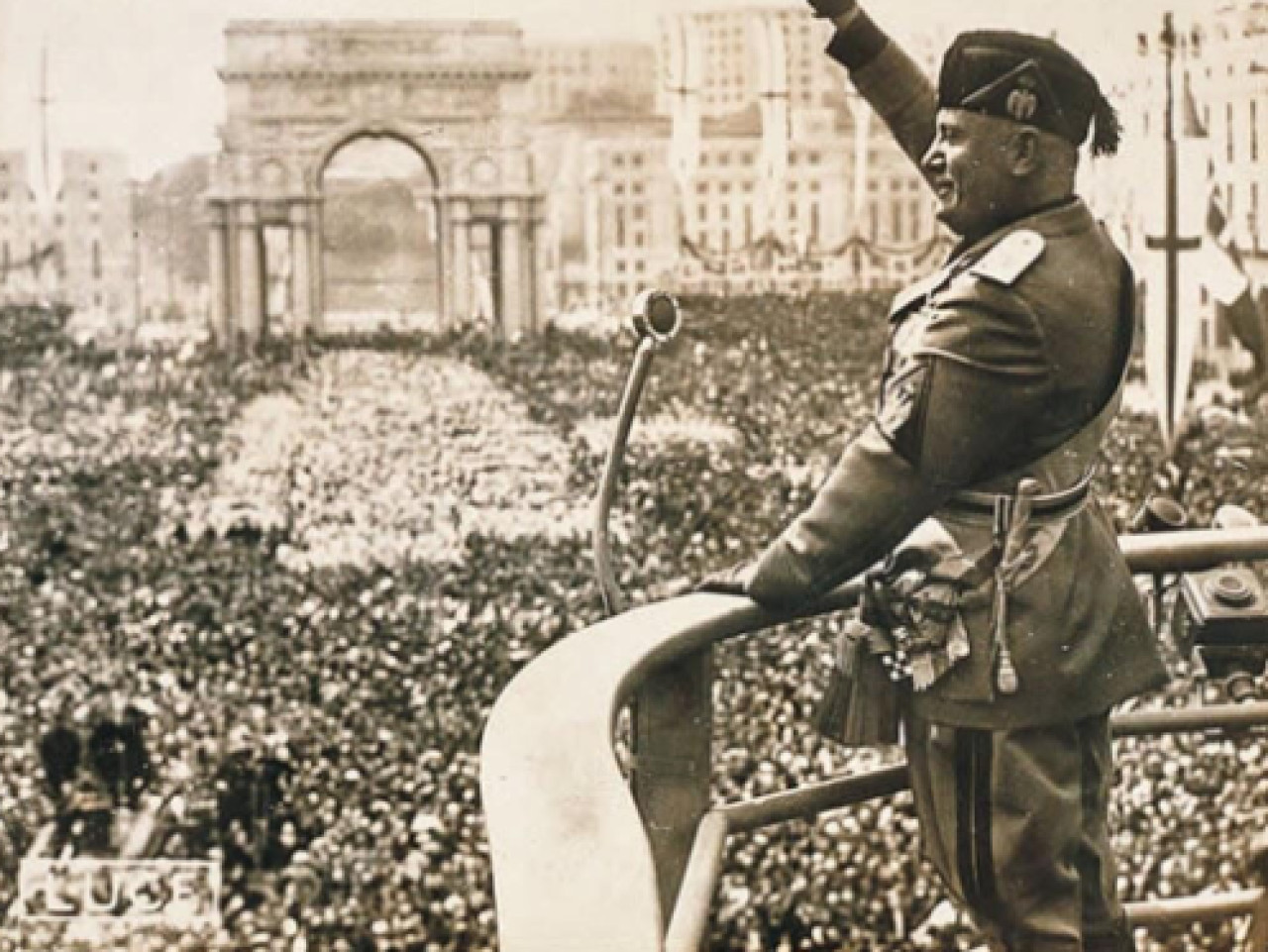 Benito Mussolini brinda un discurso ante las masas en la Italia fascista. Foto: Archivo.