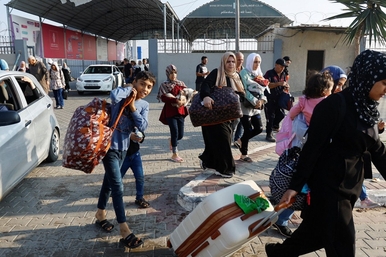Civiles huyen de Gaza hacia Egipto. Foto: Reuters