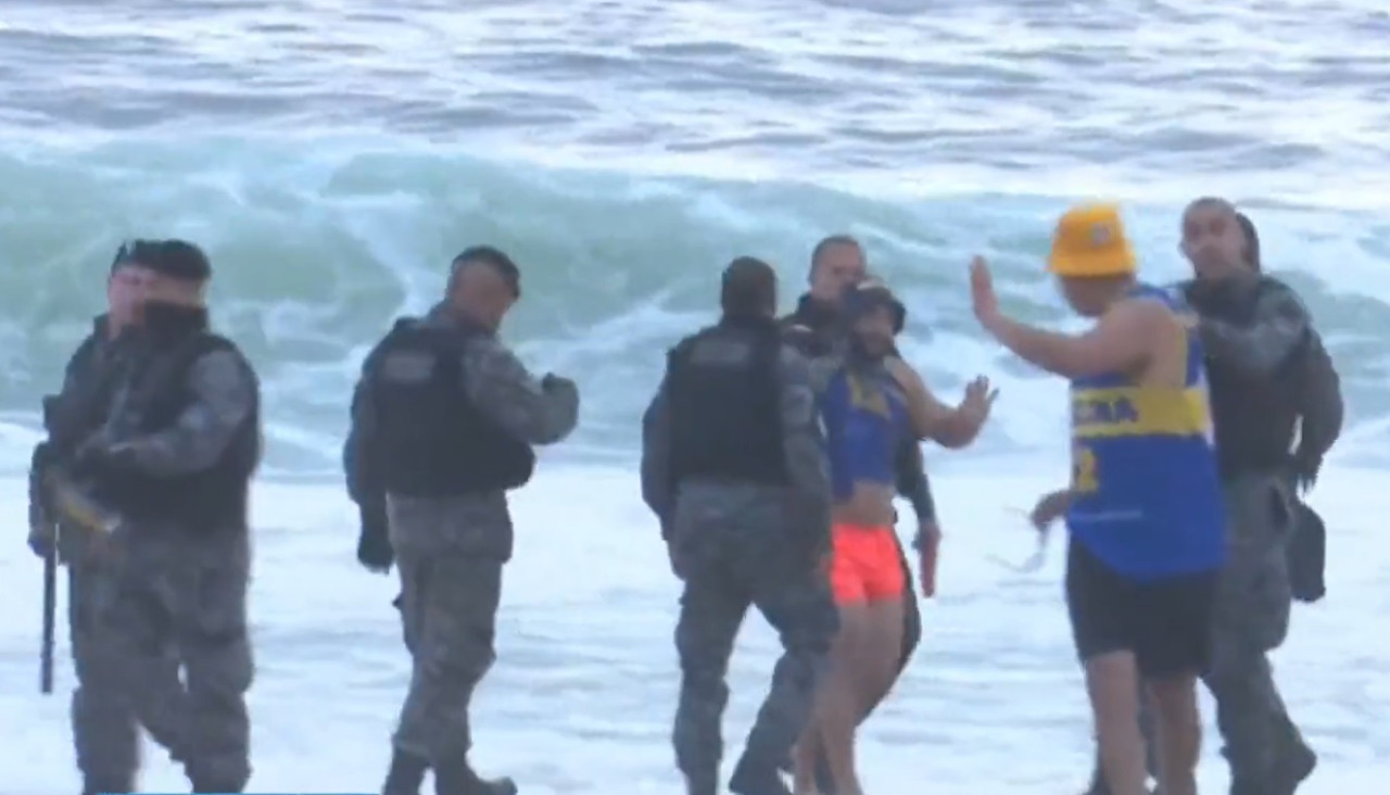 Un policía brasileño se tiró al mar para atrapar a un hincha de Boca