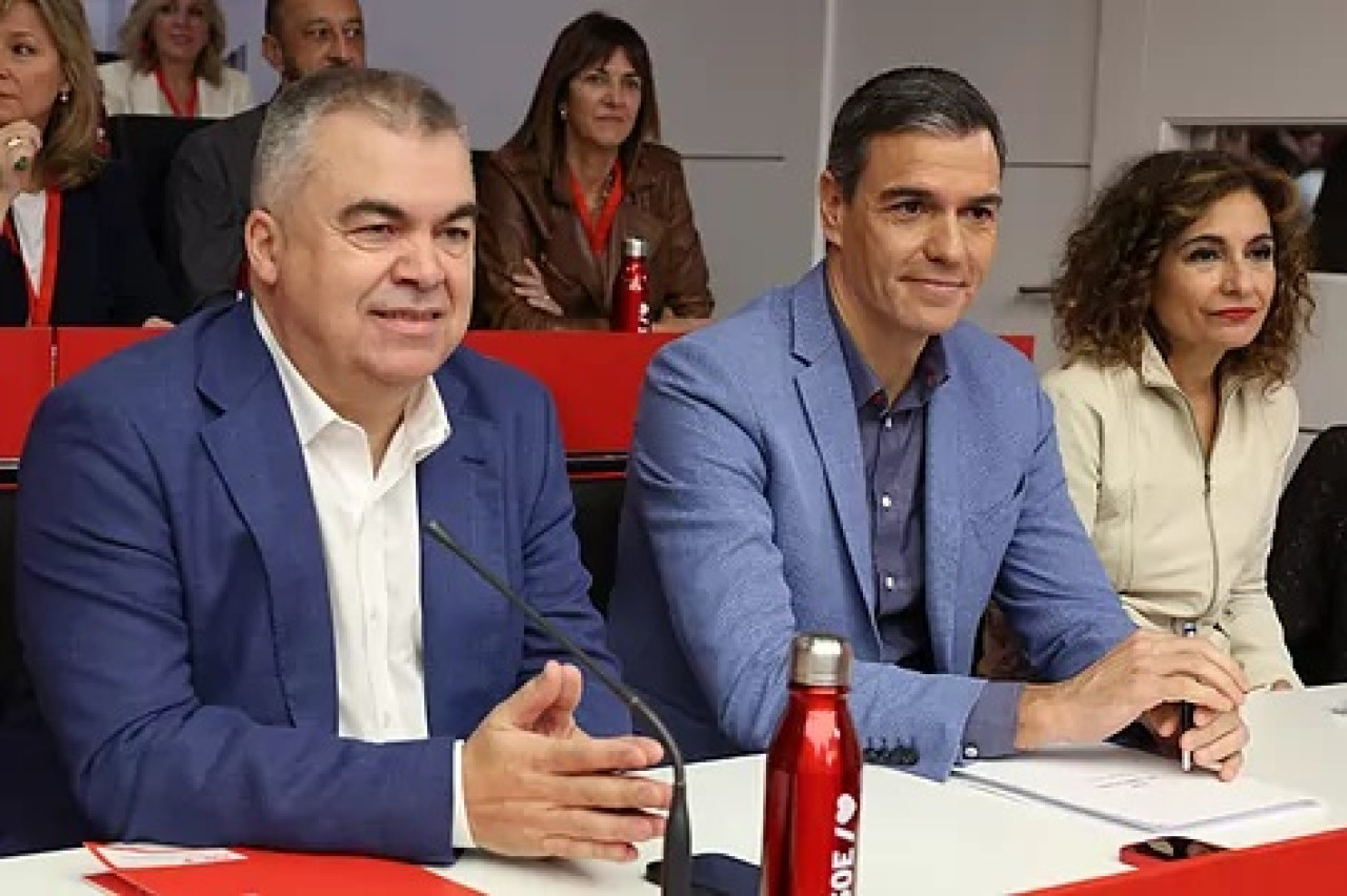Santos Cerdán junto a Pedro Sánchez y María Jesús Montero. Foto: EFE.
