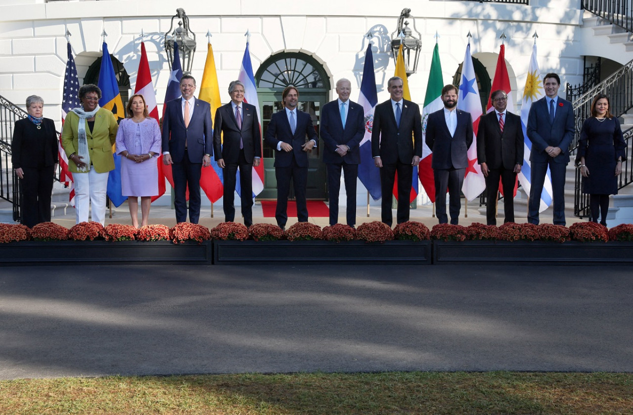 Joe Biden junto a los líderes de los países del APEC. Foto: Reuters.