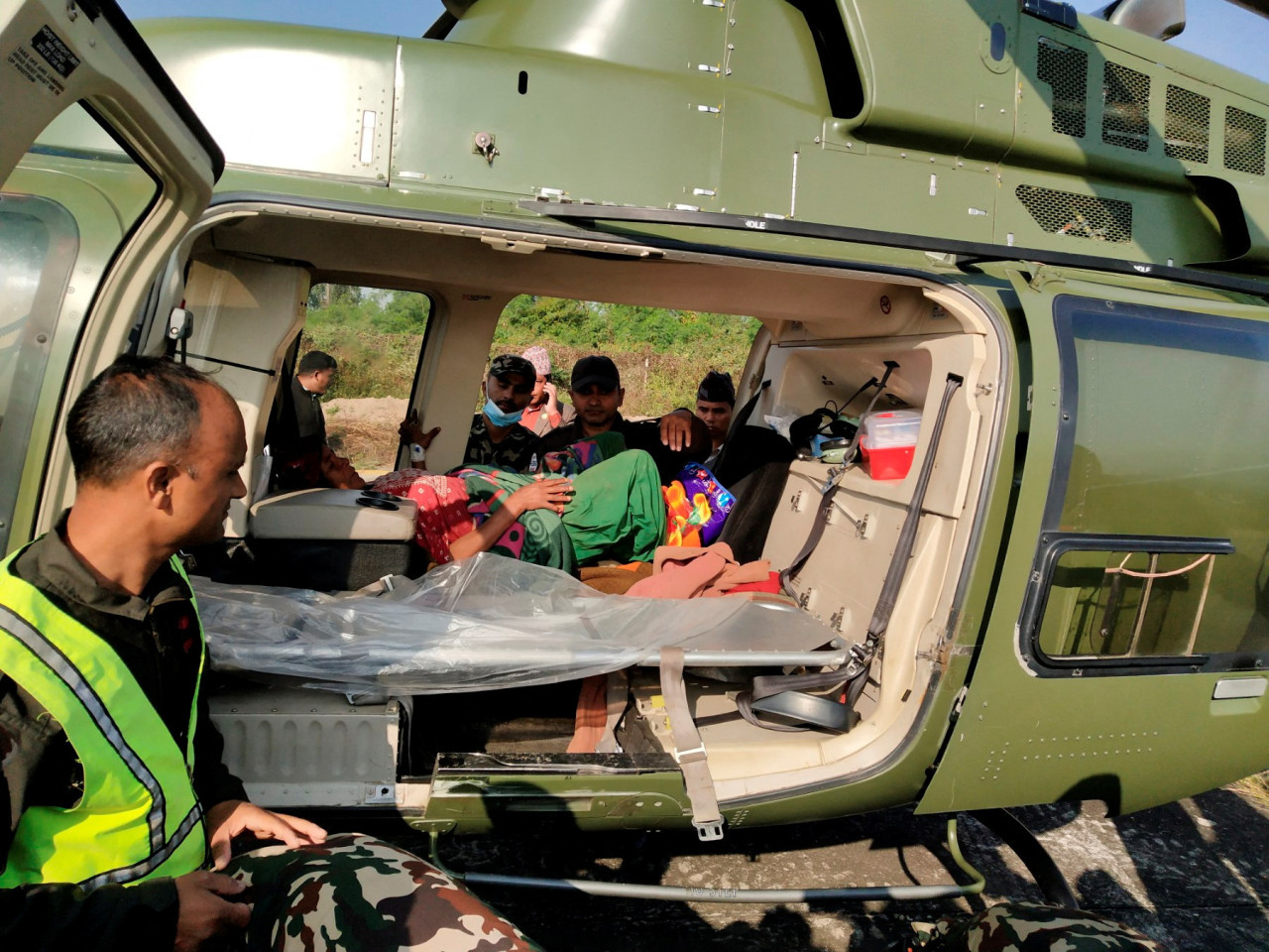 Rescate de personas afectadas por el terremoto en Nepal. Foto: Reuters.