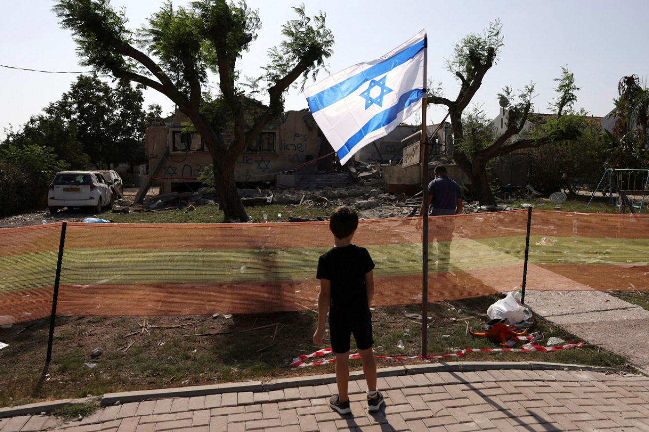 Un niño israelíes en medio de la destrucción. Foto: Reuters.